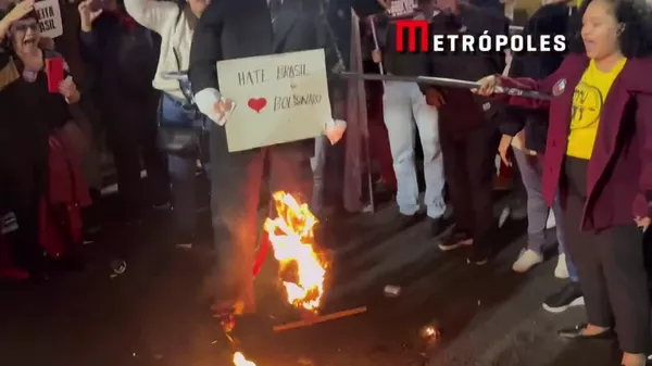 Une poupée à l’effigie de Donald Trump a été brûlée lors d'une manifestation au Brésil - Sputnik Afrique