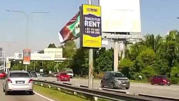 #viral | Aggressive Marketing: Giant Billboard Banner Lands Onto Car in Kuala Lumpur - Sputnik Africa