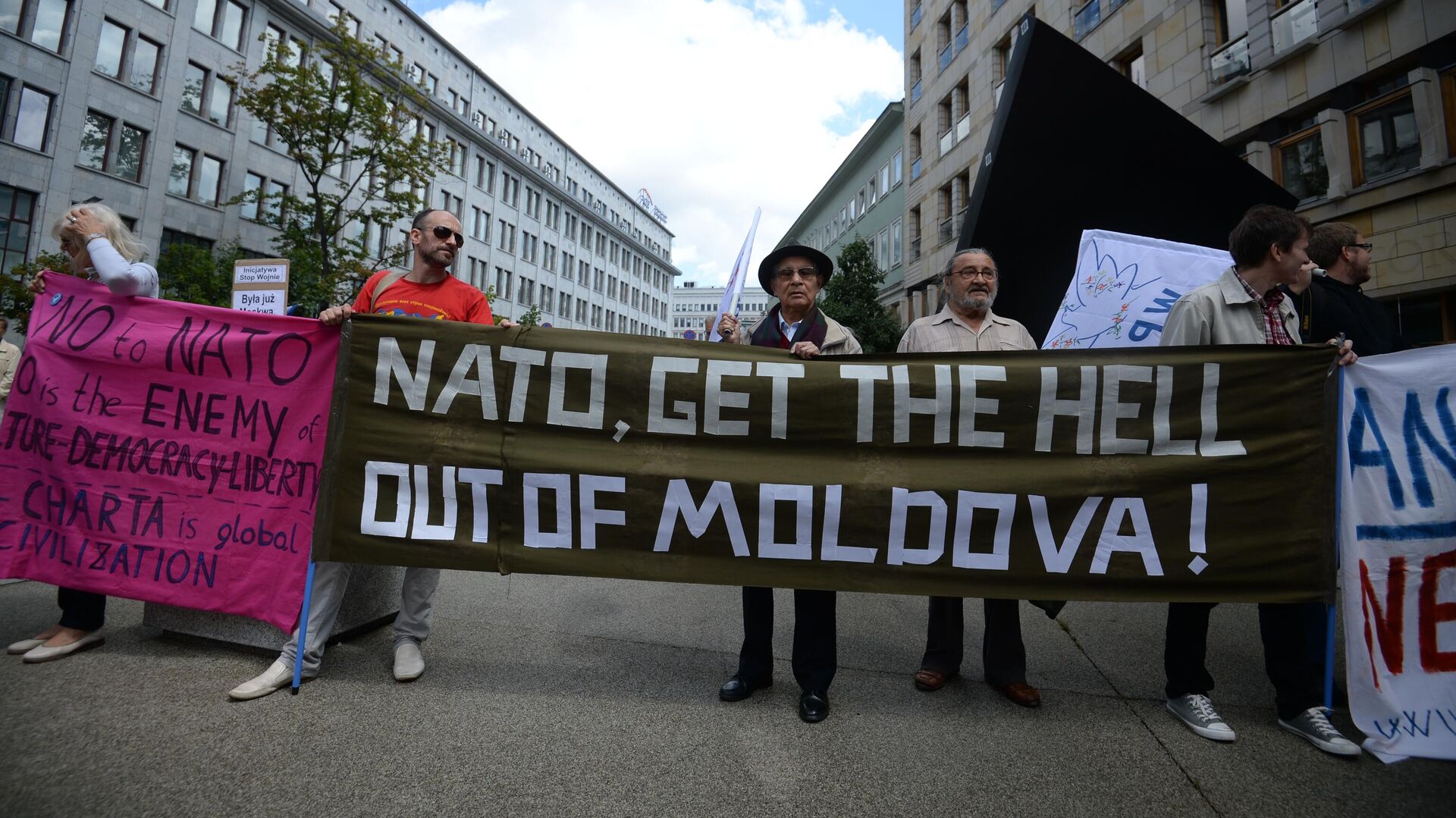 Participants in a protest against the NATO summit in Warsaw. Participants in a protest against the NATO summit in Warsaw. - Sputnik Africa, 1920, 14.07.2025