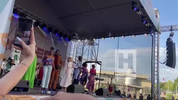 ▶ Des étudiants africains interprètent un tube russe au festival Afrofest - Sputnik Afrique