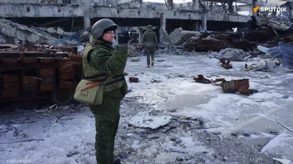 Livraisons d’armes à Kiev: tout bénéfice pour les États-Unis, selon une journaliste française dans le Donbass - Sputnik Afrique