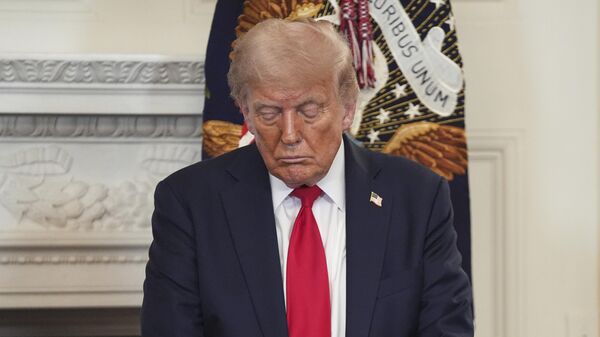 President Donald Trump bows his head in prayer during the White House Faith Office luncheon in the State Dining Room, Monday, July 14, 2025, in Washington - Sputnik Africa