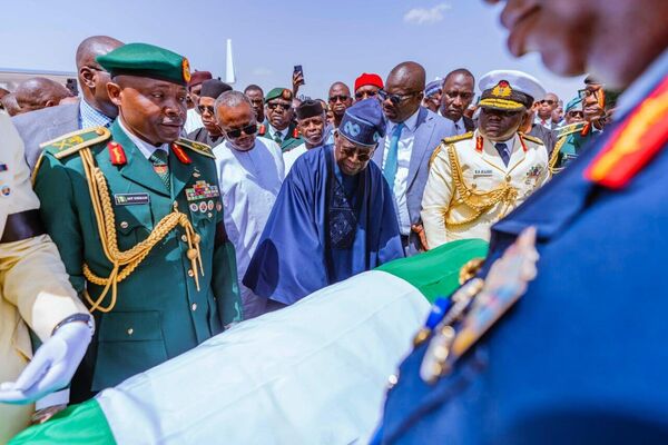 President Tinubu, VP Shettima, Gov't Officials Receive Body of Late Nigerian President Buhari - Sputnik Africa