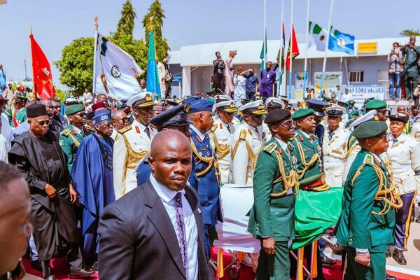 President Tinubu, VP Shettima, Gov't Officials Receive Body of Late Nigerian President Buhari - Sputnik Africa