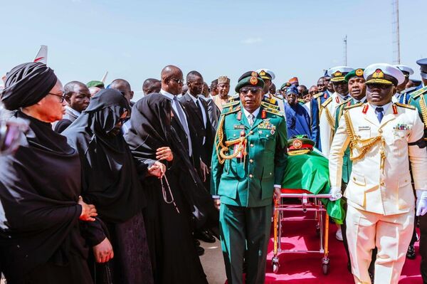 President Tinubu, VP Shettima, Gov't Officials Receive Body of Late Nigerian President Buhari - Sputnik Africa