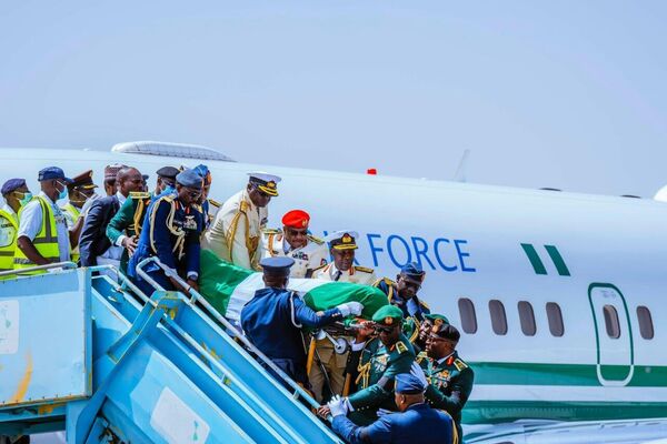 President Tinubu, VP Shettima, Gov't Officials Receive Body of Late Nigerian President Buhari - Sputnik Africa