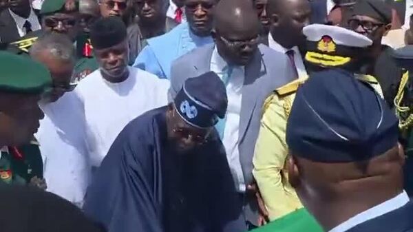 Le Président nigérian Bola Tinubu accueille le corps de l'ex-Président Muhammadu Buhari - Sputnik Afrique