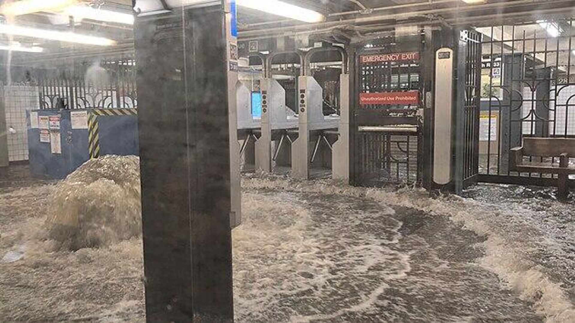 #viral | Subway Cascades: NYC Drowns in Torrential Downpours - Sputnik Africa, 1920, 16.07.2025