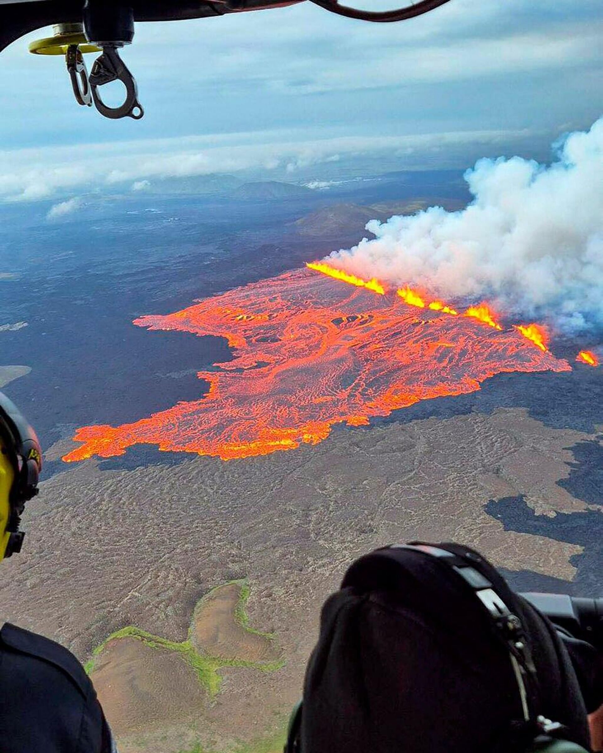 #viral | Earth's Fury Unleashed in Iceland as Crater Row Erupts - Sputnik Africa, 1920, 16.07.2025