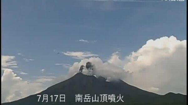 #viral | Sakurajima Volcano Erupts in Japan, Blanketing Sky With Ash - Sputnik Africa