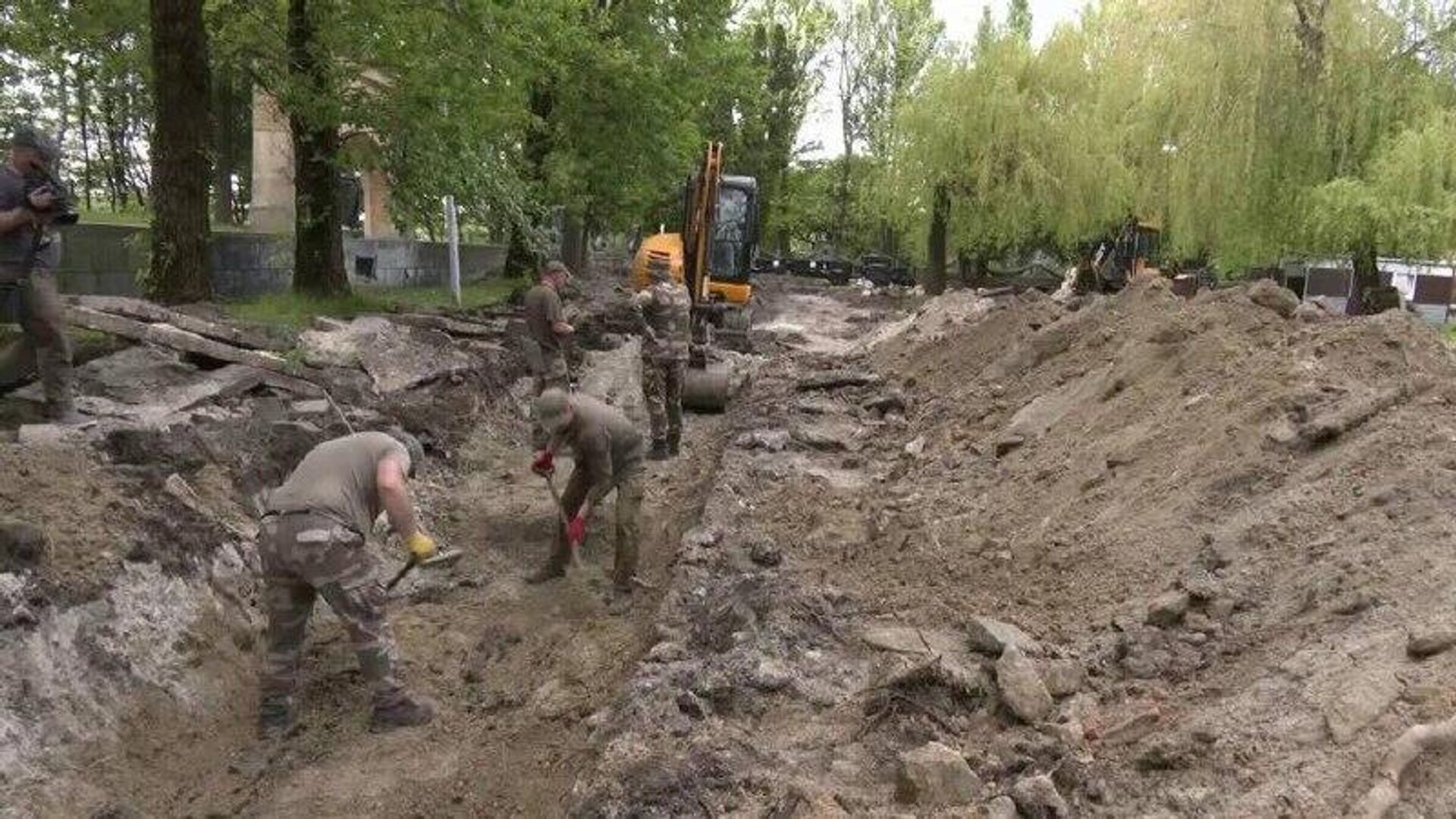 Dead Taken Hostage in Ukraine: Mayor of Ukraine's Lvov Offers to Exchange Excavated Soviet Soldiers Who Defeated Nazism for Ukrainian Prisoners Dead Taken Hostage in Ukraine: Mayor of Ukraine's Lvov Offers to Exchange Excavated Soviet Soldiers Who Defeated Nazism for Ukrainian Prisoners - Sputnik Africa, 1920, 17.07.2025