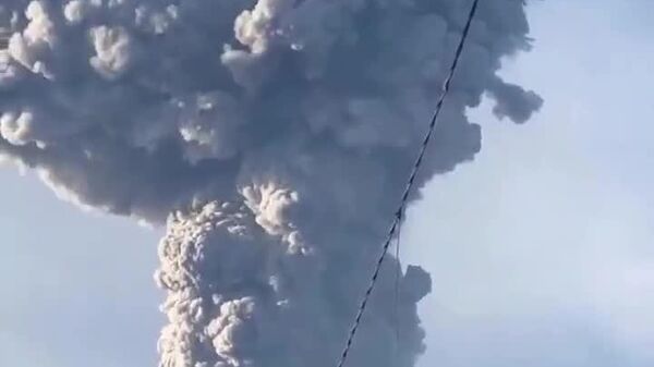 #viral | Marapi Volcano Erupts Shooting Ash & Gas 1,600 Meters High - Sputnik Africa