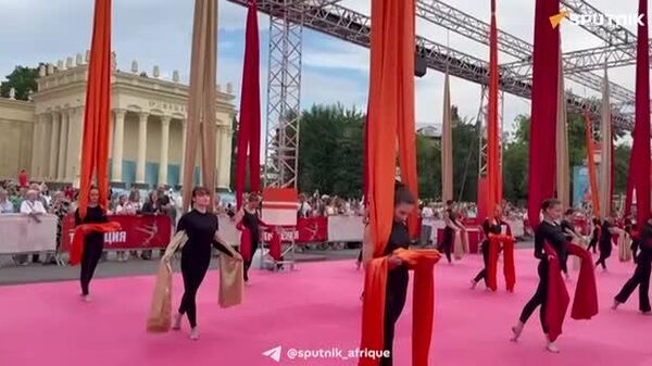 Acrobaties en folie: un record du monde battu à Moscou - Sputnik Afrique