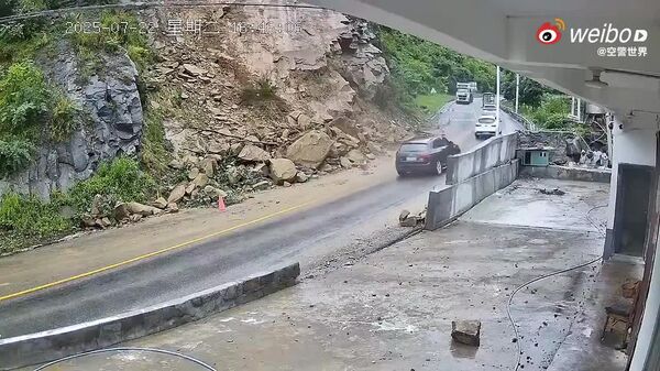 ▶ Ce chauffeur a échappé de justesse à la mort: seulement trois secondes séparaient le passage de son camion d’une chute massive de pierres de la montagne, sur une route en Chine - Sputnik Afrique