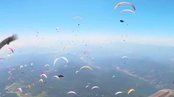 #viral | Hundreds of Paragliders Fill the Sky: Magical Moments from the World Cup - Sputnik Africa