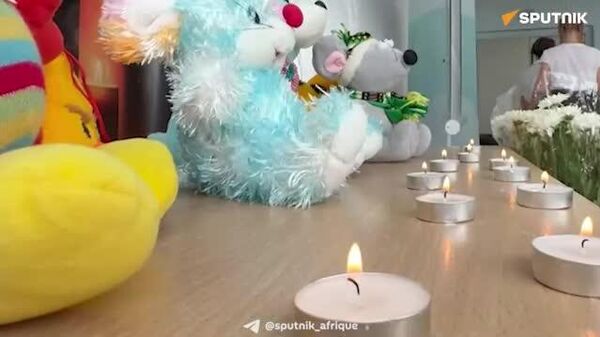 ▶ Une allée de fleurs plantée près d’une école de la région de Kherson pour commémorer les enfants tués par le régime de Kiev - Sputnik Afrique