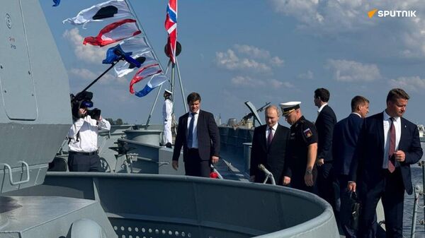 Vladimir Poutine est monté à bord de la frégate Amiral Grigorovitch, qui a participé la veille à la répression des attaques de drones dans la région de Saint-Pétersbourg - Sputnik Afrique