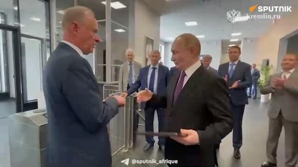 ▶ Vladimir Poutine reçoit la médaille Pour loyauté envers la flotte russe - Sputnik Afrique