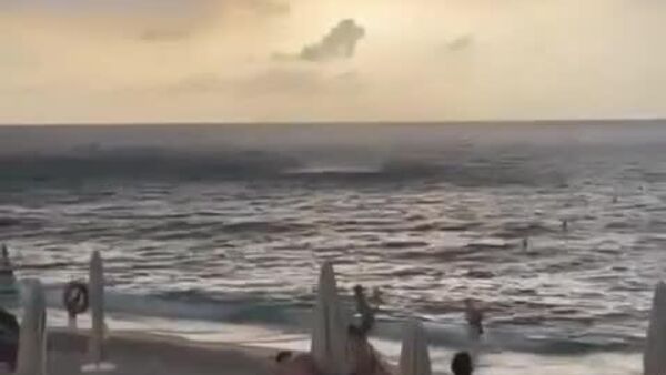 Une tornade surprise terrasse une plage italienne - Sputnik Afrique