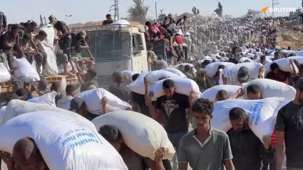 Sous les bombes, des Palestiniens bravent tout pour aller chercher de la nourriture à Gaza - Sputnik Afrique