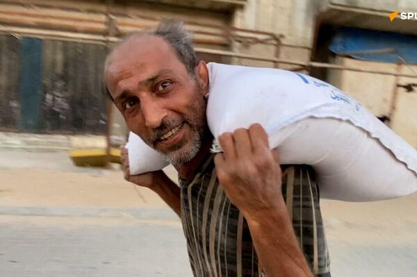 Sous les bombes, des Palestiniens bravent tout pour aller chercher de la nourriture à Gaza - Sputnik Afrique