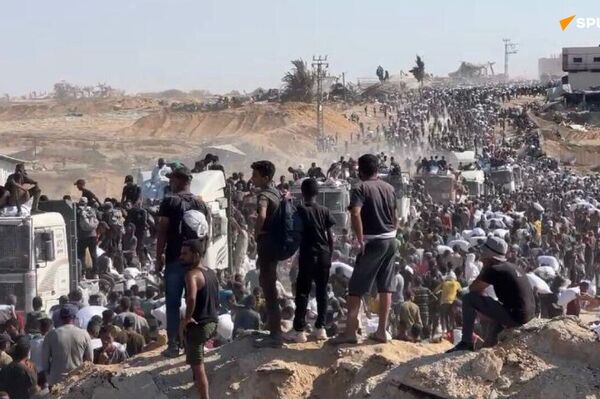 Sous les bombes, des Palestiniens bravent tout pour aller chercher de la nourriture à Gaza - Sputnik Afrique