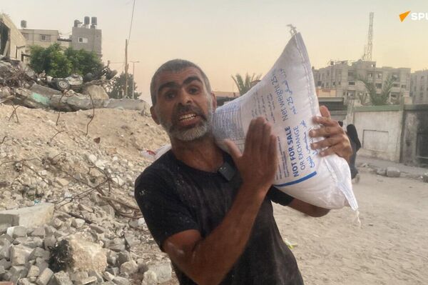 Sous les bombes, des Palestiniens bravent tout pour aller chercher de la nourriture à Gaza - Sputnik Afrique