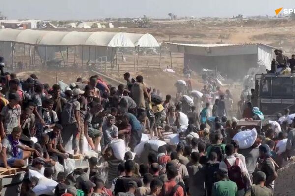 Sous les bombes, des Palestiniens bravent tout pour aller chercher de la nourriture à Gaza - Sputnik Afrique