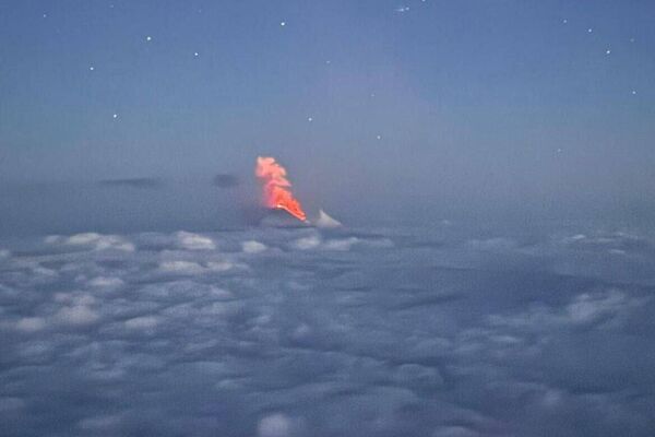 Éruption volcanique au Kamchatka, en Russie, touché par un violent séisme - Sputnik Afrique