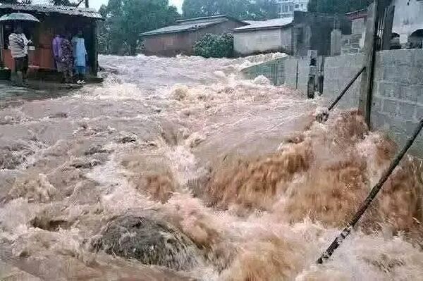 Au moins 10 morts et des bâtiments effondrés après de fortes pluies à Conakry - Sputnik Afrique