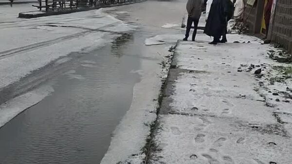 ▶ Dans une ville éthiopienne la pluie et la neige décident de faire un duo surprise! - Sputnik Afrique