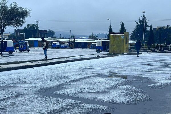 ▶ Dans une ville éthiopienne la pluie et la neige décident de faire un duo surprise! - Sputnik Afrique