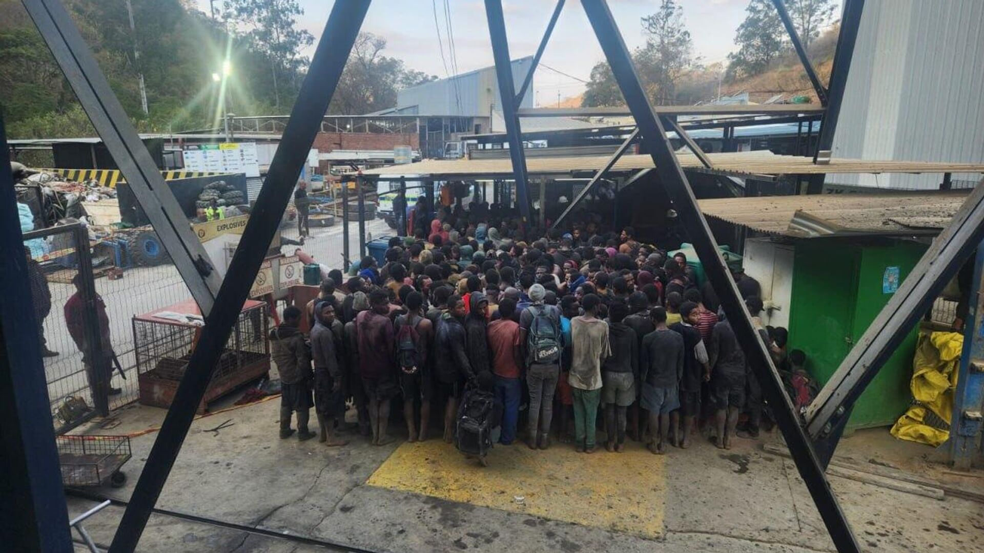 South African Police Arrest Over 1,000 Illegal Miners in Massive Raid South African Police Arrest Over 1,000 Illegal Miners in Massive Raid - Sputnik Africa, 1920, 02.08.2025