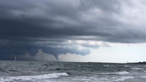 Au cœur de l'adrénaline: une trombe marine s'élève près de la côte italienne - Sputnik Afrique
