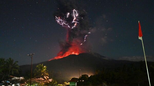 #viral | Fire & Lightning: Indonesia's Volcano Lewotobi Erupts, Blasting Lava & Ash Up to 18 km High - Sputnik Africa