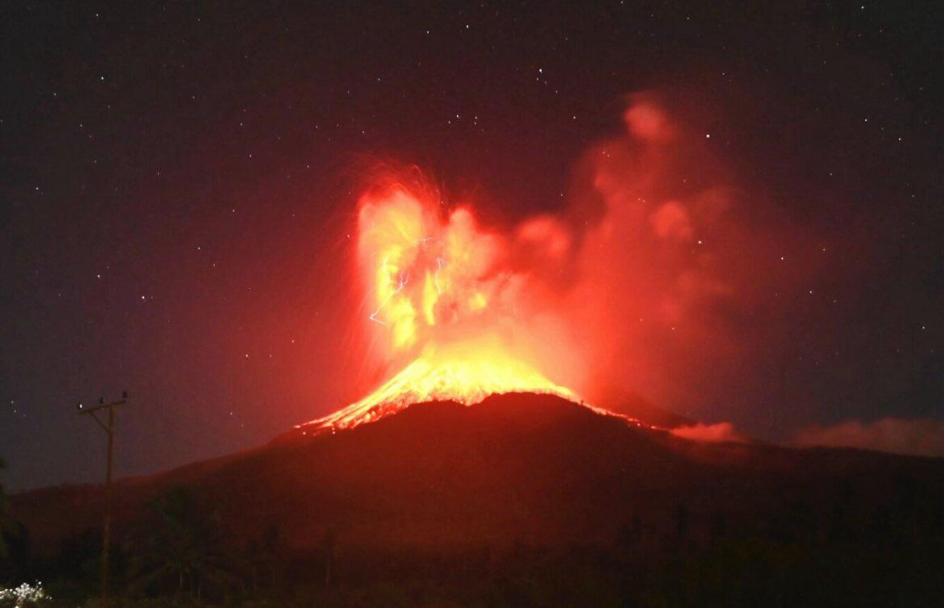 #viral | Fire & Lightning: Indonesia's Volcano Lewotobi Erupts, Blasting Lava & Ash Up to 18 km High - Sputnik Africa, 1920, 02.08.2025