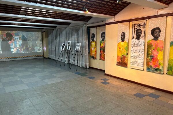 Un artiste éthiopien crée des ponts entre les cultures à travers des toiles au Centre Pouchkine de Saint-Pétersbourg - Sputnik Afrique