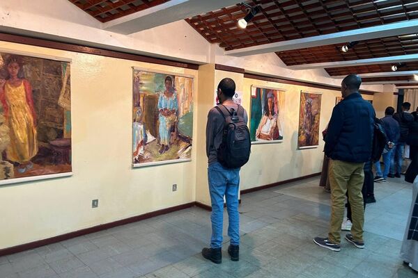 Un artiste éthiopien crée des ponts entre les cultures à travers des toiles au Centre Pouchkine de Saint-Pétersbourg - Sputnik Afrique