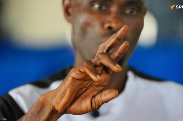 Une Église où Dieu parle la langue des signes Une Église où Dieu parle la langue des signes - Sputnik Afrique