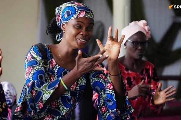 Une Église où Dieu parle la langue des signes Une Église où Dieu parle la langue des signes - Sputnik Afrique