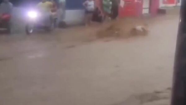 Emporté par les eaux, littéralement: inondations à Santa Marta, en Colombie - Sputnik Afrique