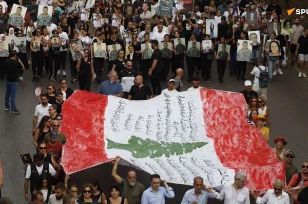 Les habitants de Beyrouth qui ont perdu leurs proches en 2020 commémorent le cinquième anniversaire de la tragédie Les habitants de Beyrouth qui ont perdu leurs proches en 2020 commémorent le cinquième anniversaire de la tragédie - Sputnik Afrique