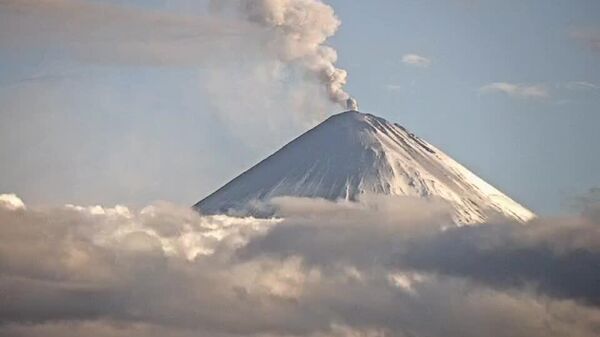 #viral | Klyuchevskoy Volcano in Kamchatka Throws Volcanic Bombs Hundreds of Meters Above Crater - Sputnik Africa