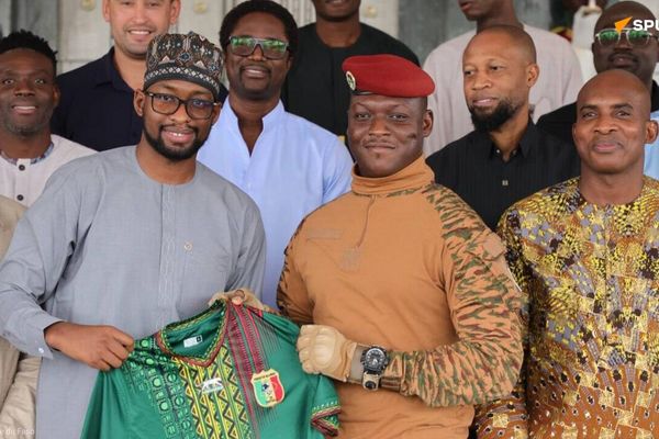 Ibrahim Traoré reçoit les anciennes gloires du football africain - Sputnik Afrique