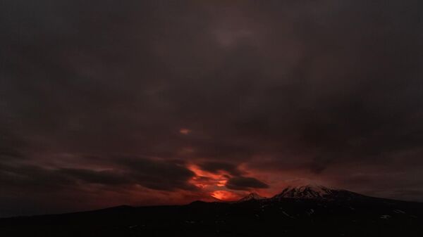 Valse des couleurs: une vidéo à couper le souffle de l'activité volcanique sur la péninsule russe du Kamtchatka - Sputnik Afrique