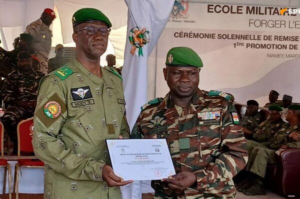 Le Président Tiani préside la cérémonie de sortie de la première promotion de l’École de guerre - Sputnik Afrique