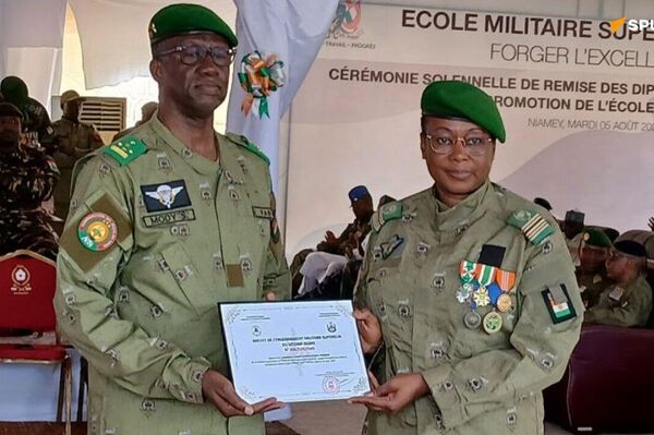 Le Président Tiani préside la cérémonie de sortie de la première promotion de l’École de guerre - Sputnik Afrique