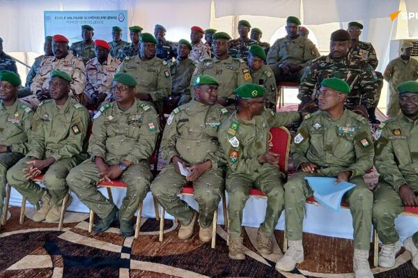 Le Président Tiani préside la cérémonie de sortie de la première promotion de l’École de guerre - Sputnik Afrique