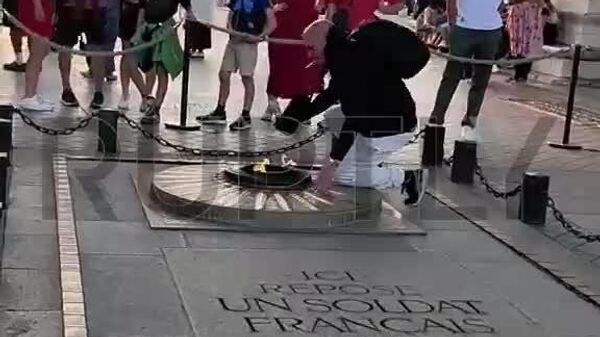 #viral | A Display of European Indifference: In Paris, a Man Lights a Cigarette From the Eternal Flame at the Tomb of the Unknown Soldier - Sputnik Africa