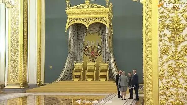 ▶ Mystère de la Salle des 3 trônes au Kremlin: Poutine la montre au roi de Malaisie - Sputnik Afrique